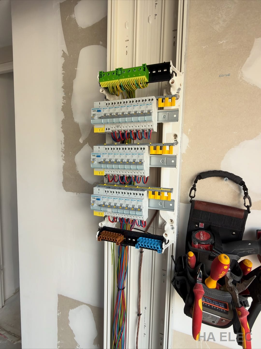 Avant rénovation — tableau électrique en cours de câblage